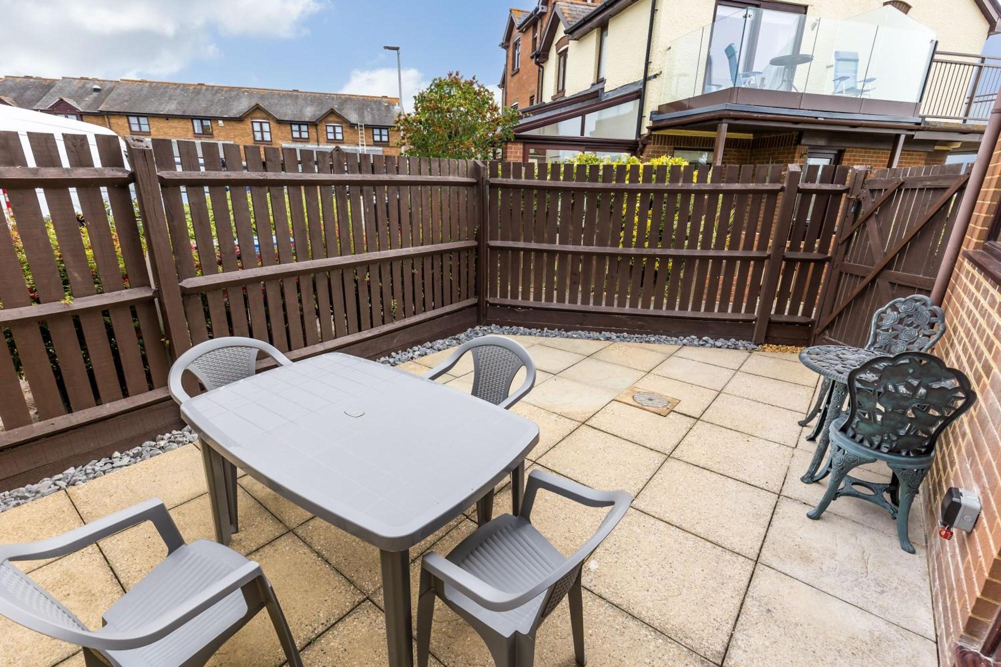 Trade Winds Villa Poole Dış mekan fotoğraf